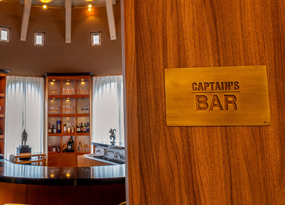 CAPTAIN'S BAR