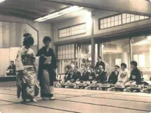 画像:式場と新郎新婦