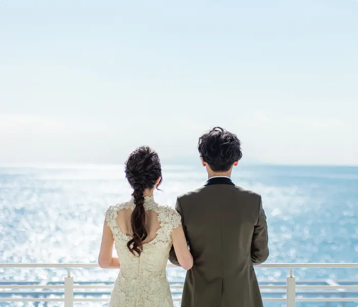 画像:海を眺める新郎新婦