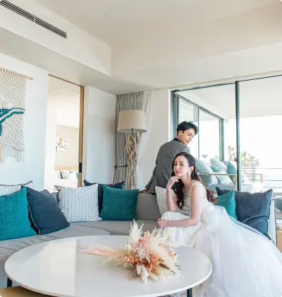 画像:部屋でくつろぐ新郎新婦