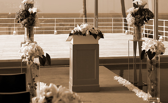 A wedding rehearsal that relaxes the tension in a warm atmosphere.