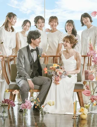 画像:新郎新婦とゲスト