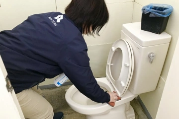 写真：トイレ掃除の様子