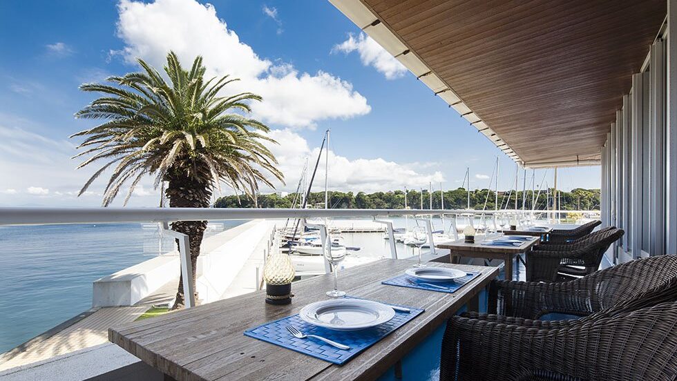 クラブハウスレストランのオーシャンビュー席