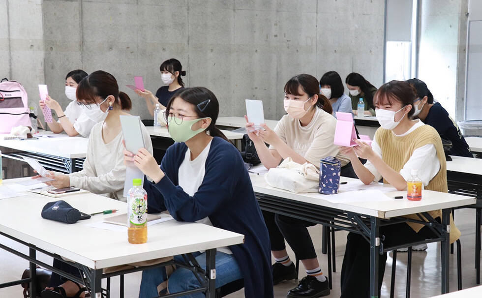 写真：笑顔トレーニングの様子