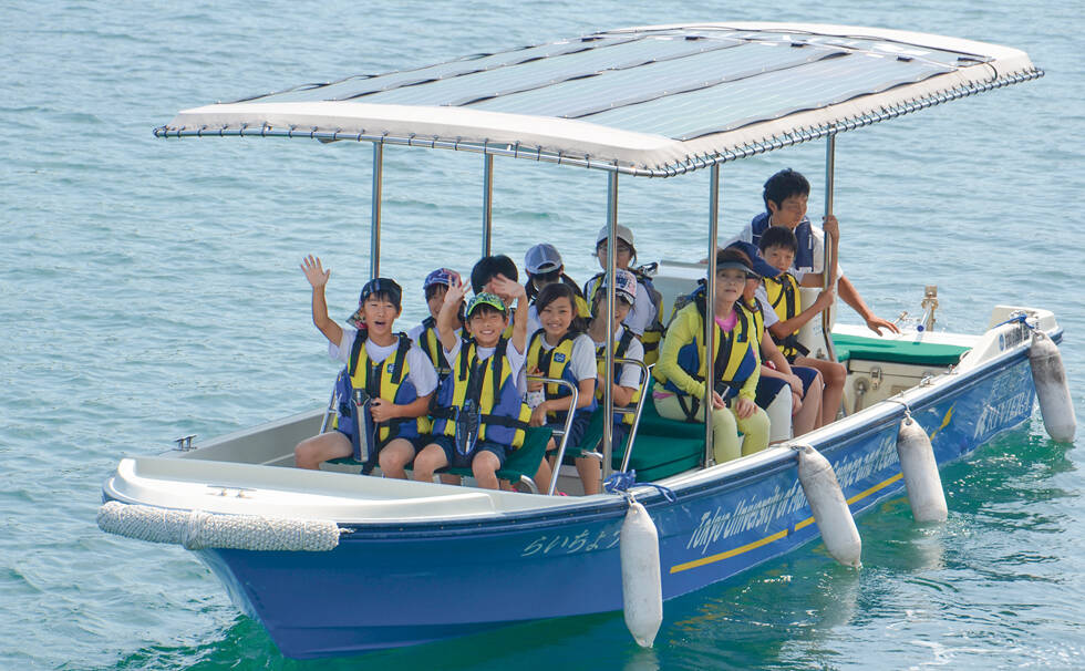 写真:電池推進船