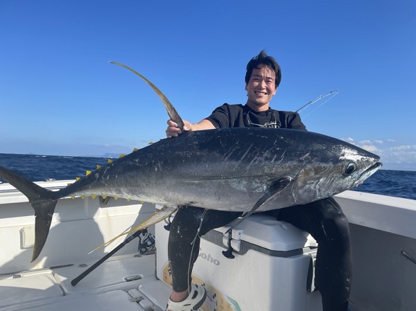 写真：釣り人とキハダマグロ
