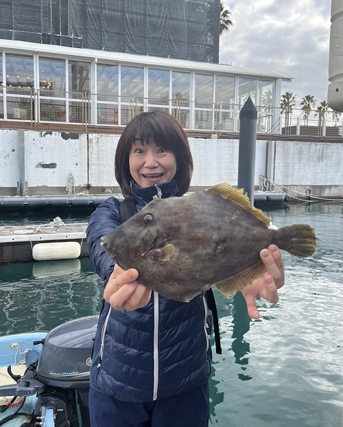写真：釣り人とカワハギ