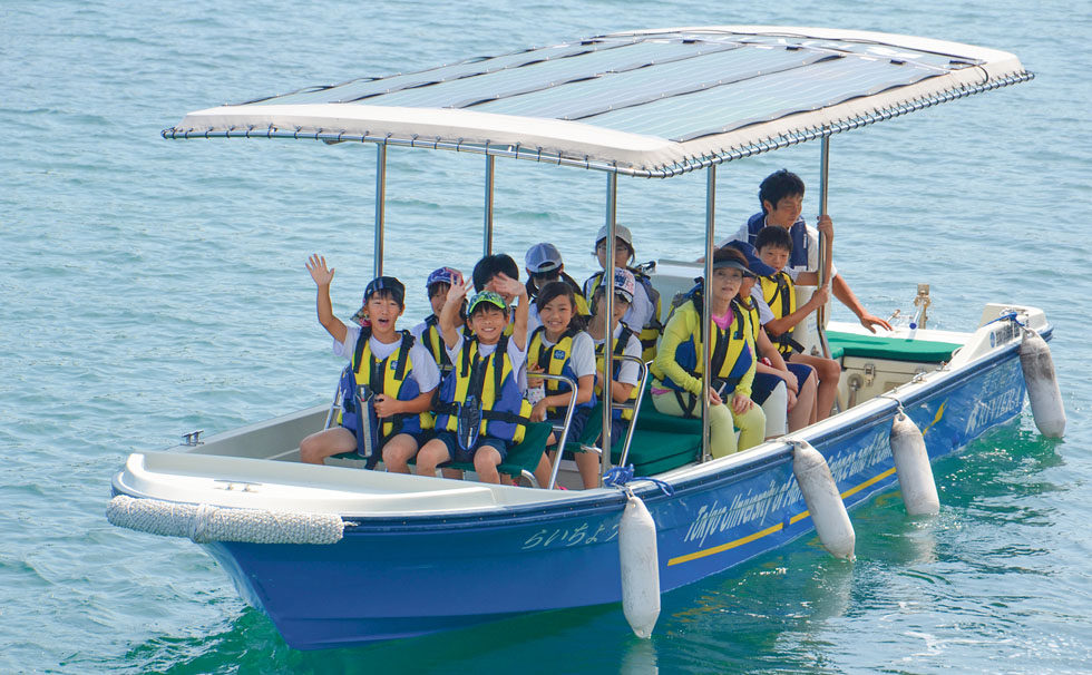 写真：電池推進船で環境問題も勉強