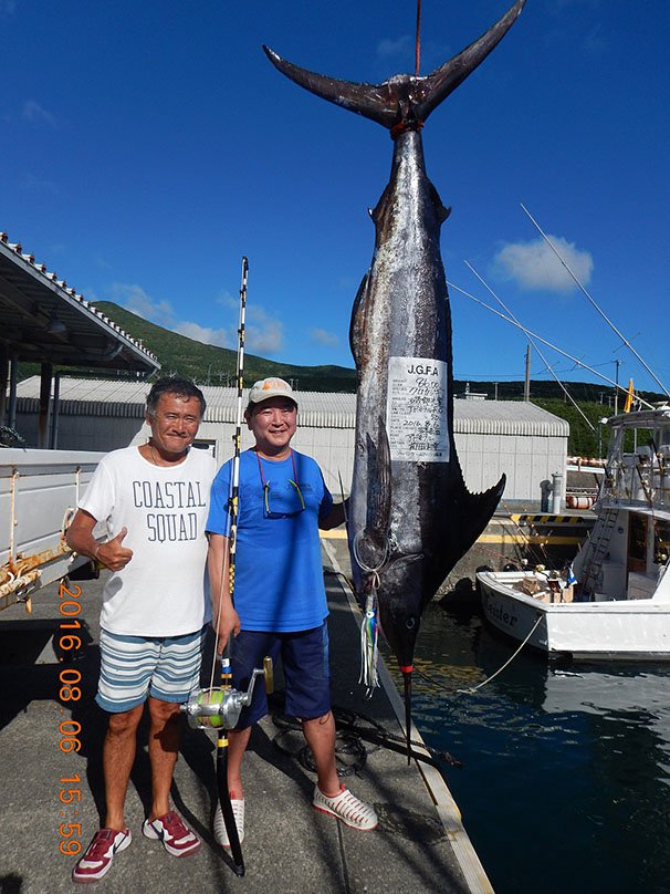 写真：釣り人とクロカジキ