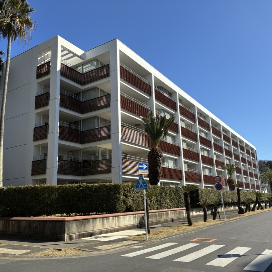 写真:８号棟外観　正方形