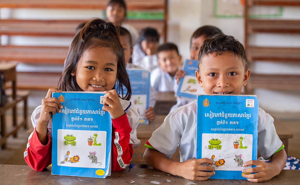 写真:教科書を持つ子供たち